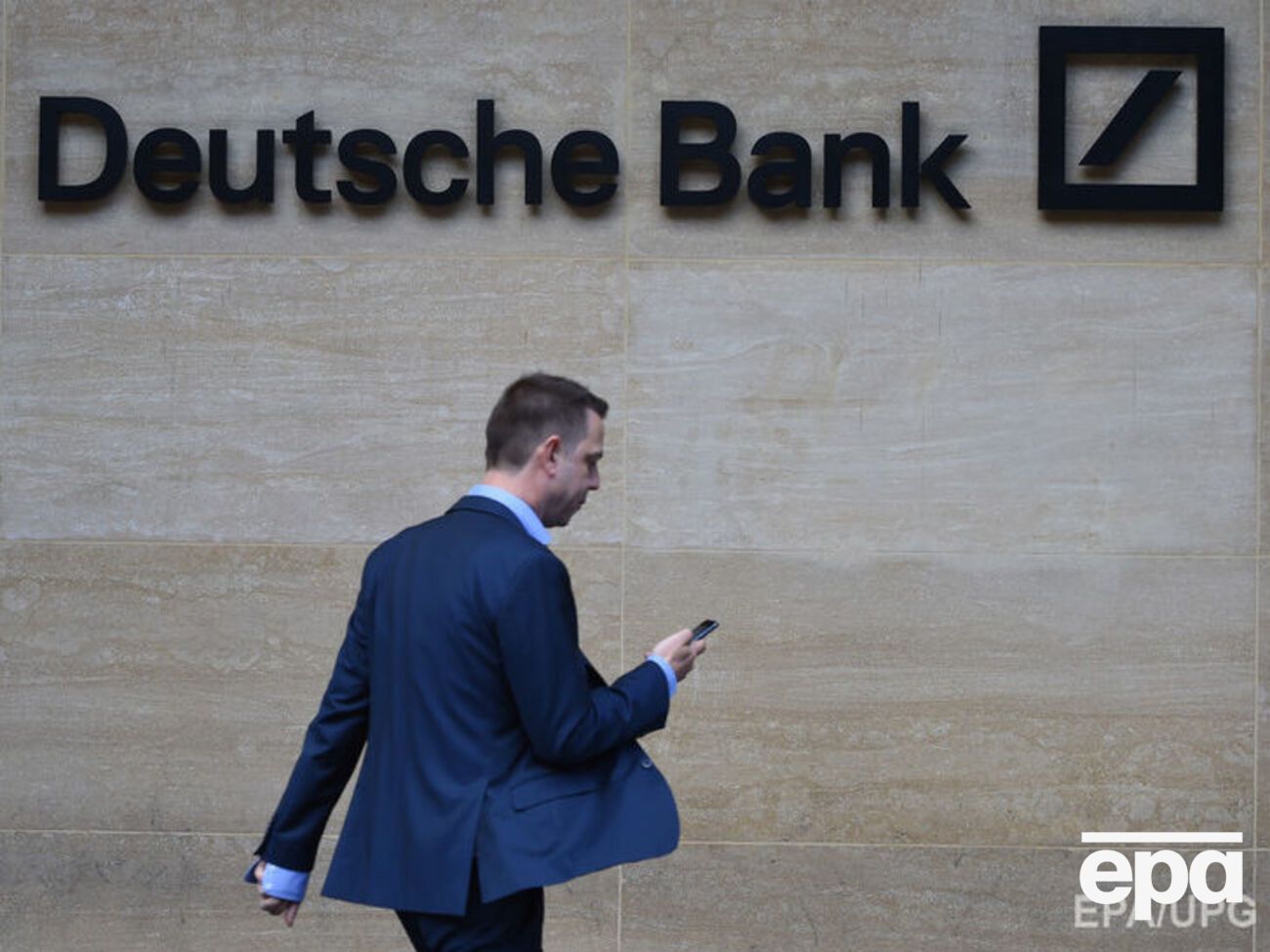 Топ-менеджеры Deutsche Bank могли помочь в выводе средств из России за границу