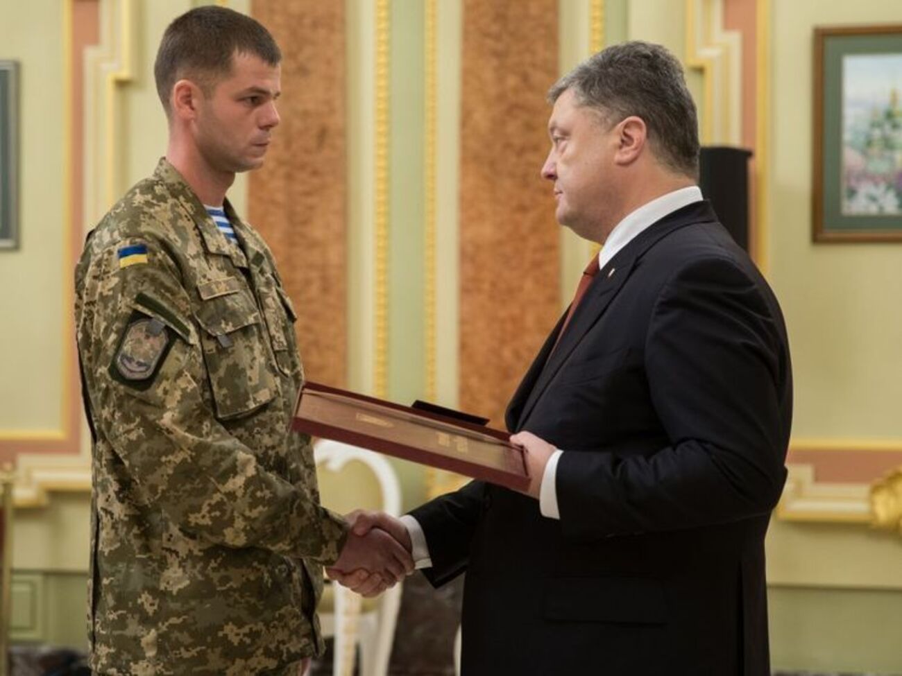 Награду Ткачуку (на фото), а также родственникам Гарматия и Лавренко вручал президент Украины Петр Порошенко