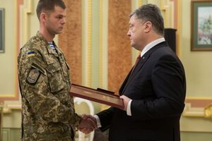 Награду Ткачуку (на фото), а также родственникам Гарматия и Лавренко вручал президент Украины Петр Порошенко
