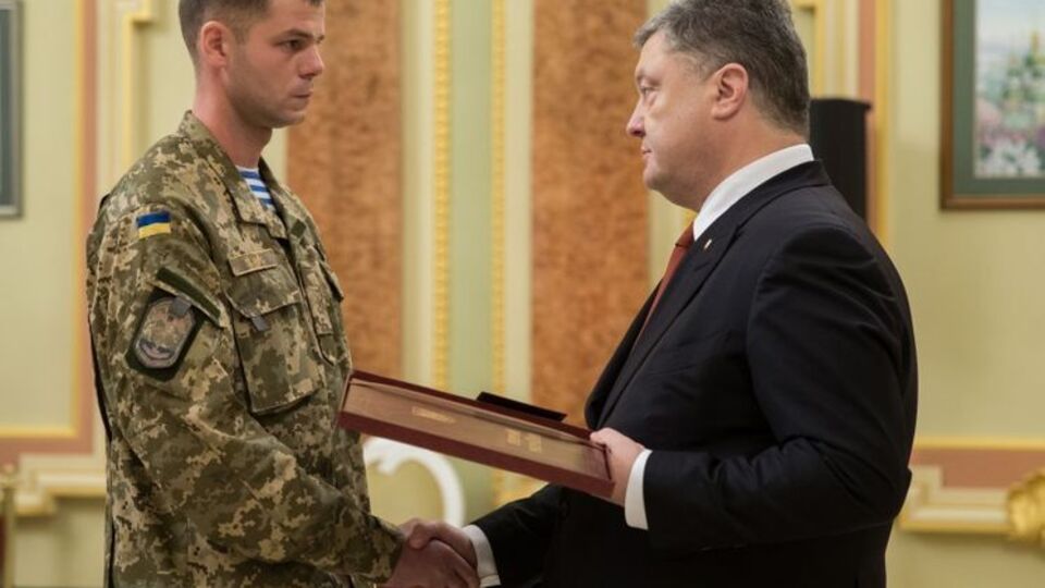 Награду Ткачуку (на фото), а также родственникам Гарматия и Лавренко вручал президент Украины Петр Порошенко