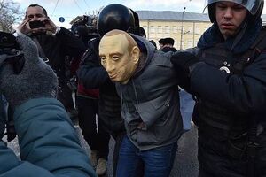 Полицейские доставили активиста в отдел полиции