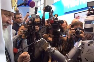 Патриарх Кирилл пожелал удачи создателям робота-андроида