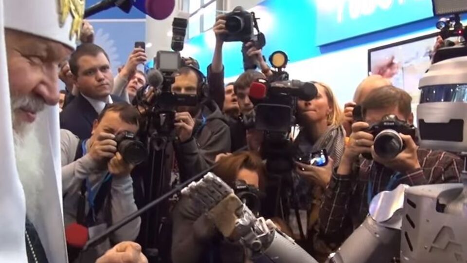 Патриарх Кирилл пожелал удачи создателям робота-андроида