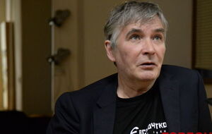 Орлов: Что за станция без флага? Что за девки в неглиже? Говорят ему: Гаага. Мы заждались вас уже
