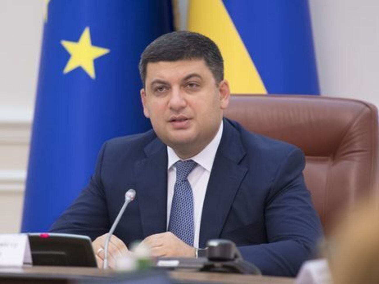 По словам Гройсмана, завод прекратил работу, когда он на два часа перестал контролировать ситуацию из-за проблем со здоровьем
