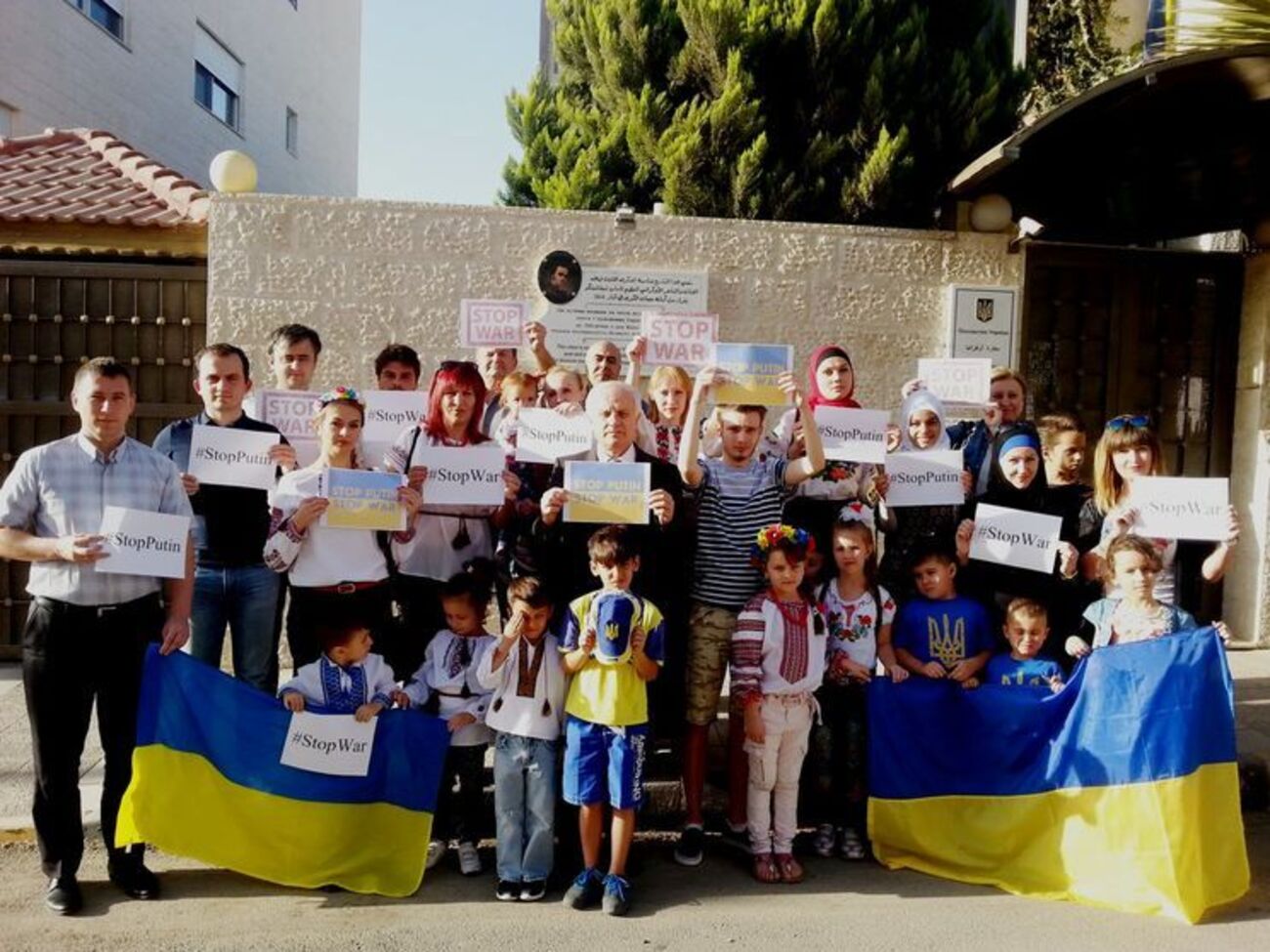 Активисты требовали прекращения войны на востоке страны и освобождения украинских политзаключенных