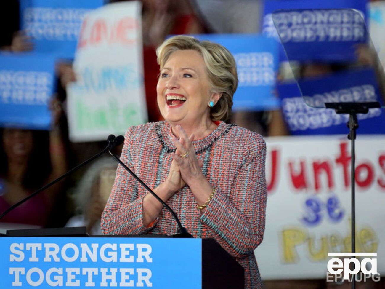 Клинтон продолжает лидировать по результатам опросов