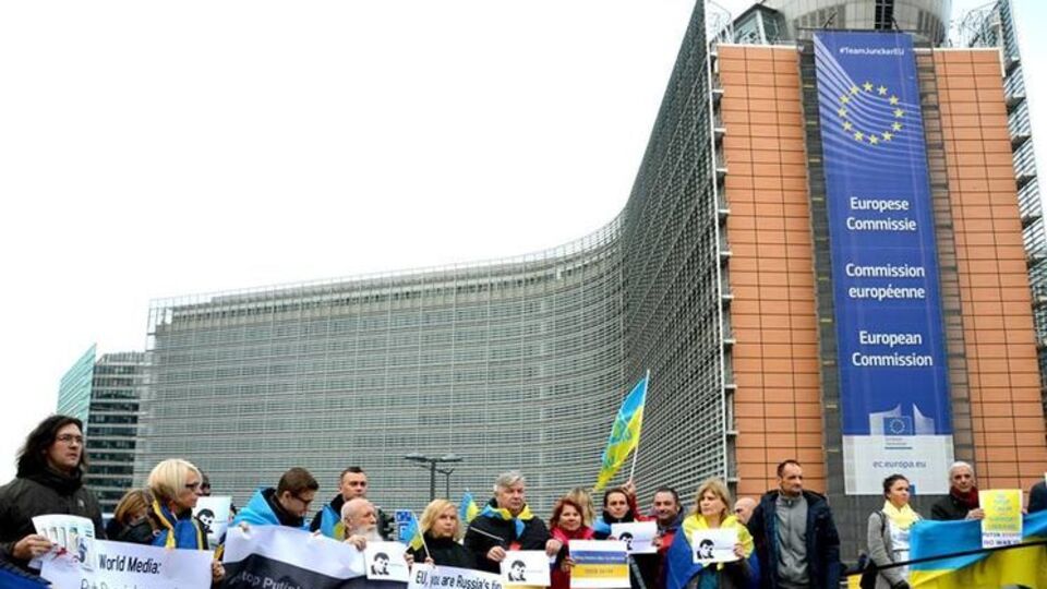 Участники акции в Брюсселе требовали от президента РФ положить конец войне и оккупации украинских территорий