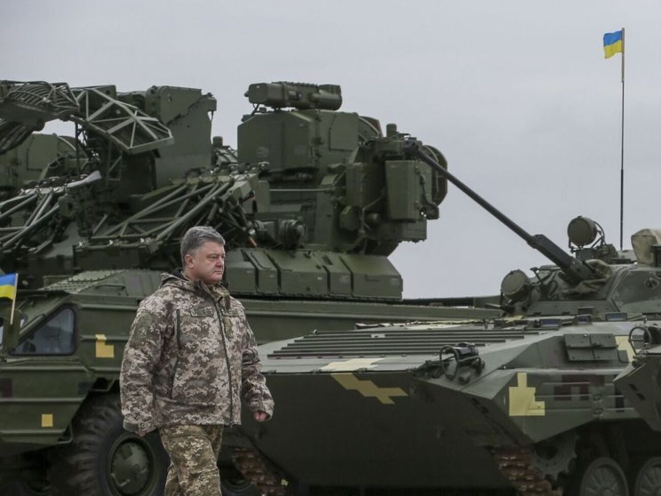 Порошенко передал армии технику