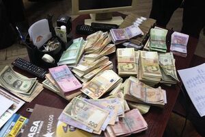 Мужчину задержали во время получения наличных от очередного клиента