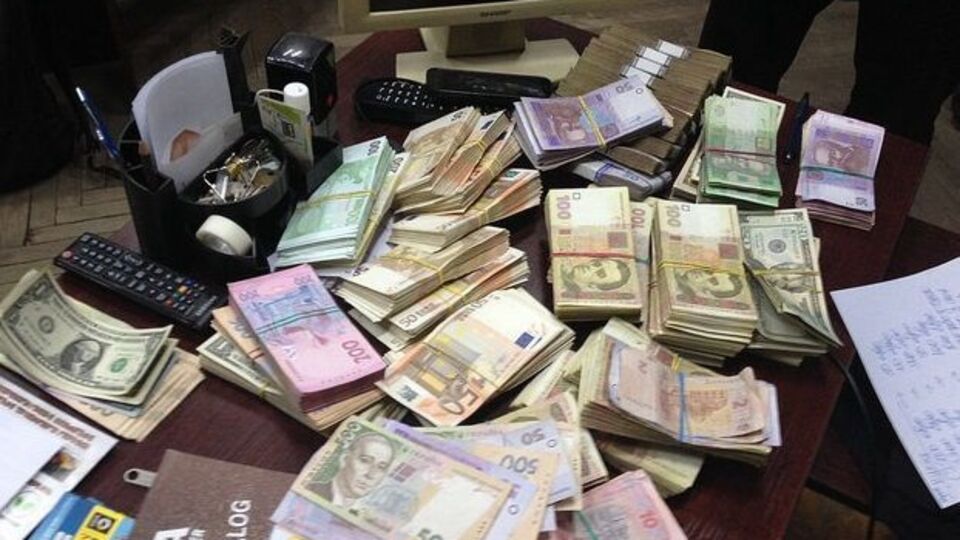 Мужчину задержали во время получения наличных от очередного клиента
