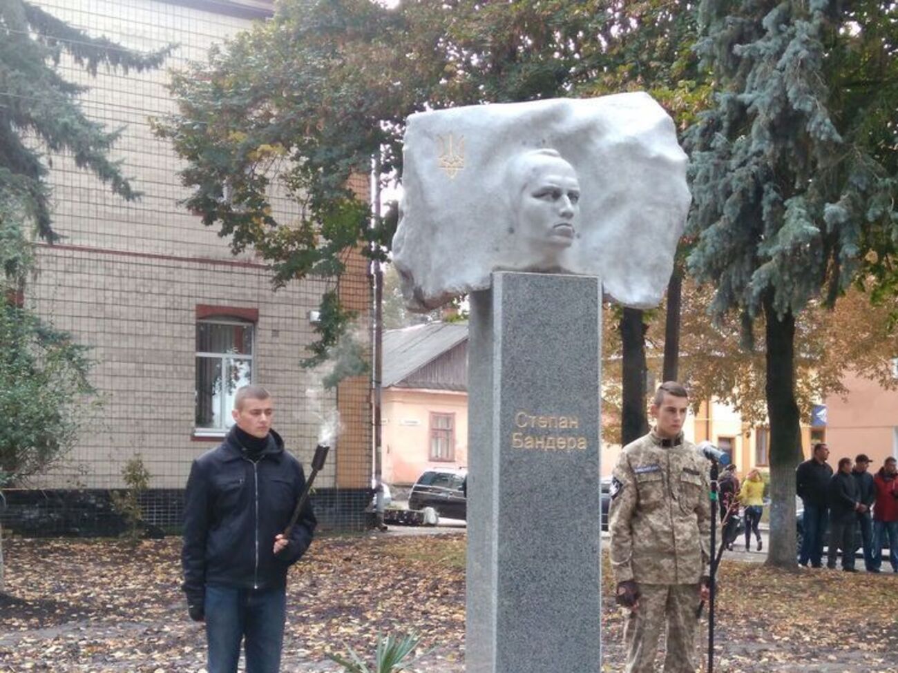 Памятник Бандере установили в центре Дубно