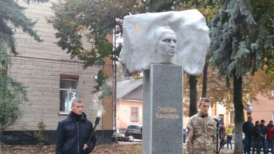 Памятник Бандере установили в центре Дубно