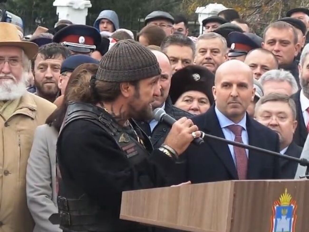 Александр Залдостанов (с микрофоном) – Владимиру Потомскому: Несмотря на все тараканьи скачки вокруг этого памятника, ты это сделал