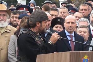 Александр Залдостанов (с микрофоном) – Владимиру Потомскому: Несмотря на все тараканьи скачки вокруг этого памятника, ты это сделал