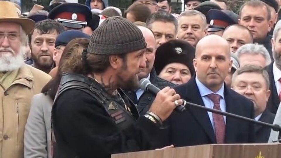 Александр Залдостанов (с микрофоном) – Владимиру Потомскому: Несмотря на все тараканьи скачки вокруг этого памятника, ты это сделал