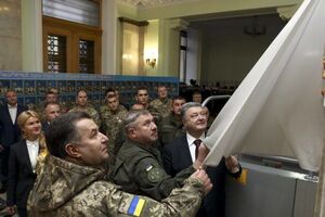 Порошенко: Мужественные бойцы "Ягуара" в зародыше задушили московский проект "Харьковской народной республики"