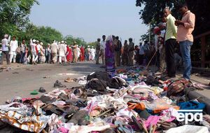 Вещи паломников у моста через Ганг