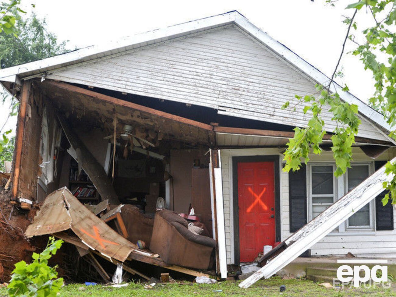 Торнадо повредил дома
