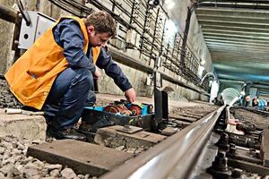 Упавшего на рельсы пострадавшего забрала "скорая", он жив