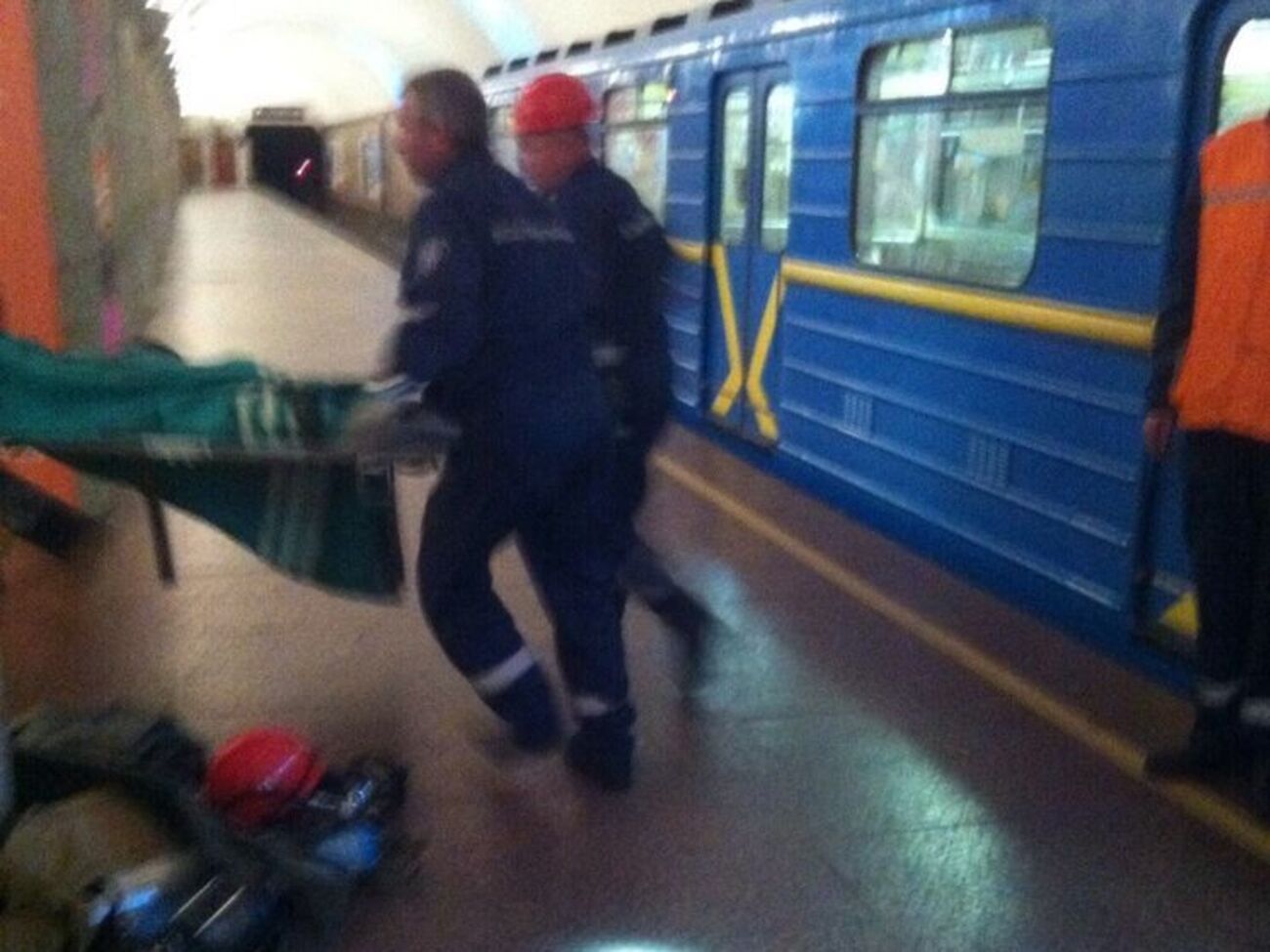 Мужчина не удержался на ногах и упал под проходящий состав