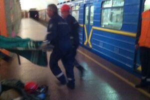 Мужчина не удержался на ногах и упал под проходящий состав