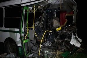 В Донецкой области БТР врезался в автобус с рабочими