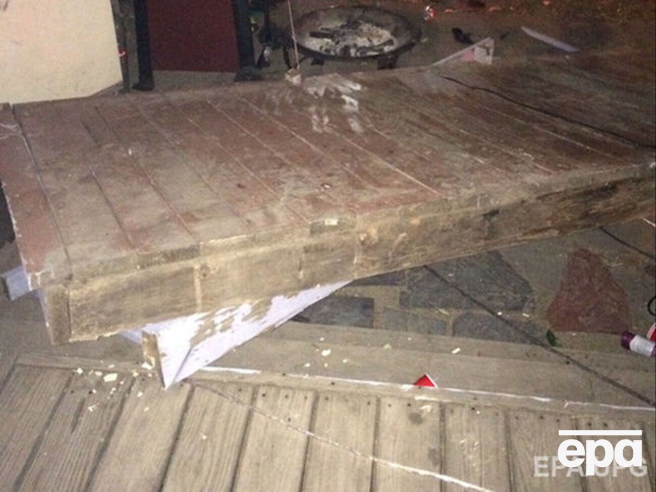 Балкон не выдержал веса собравшихся