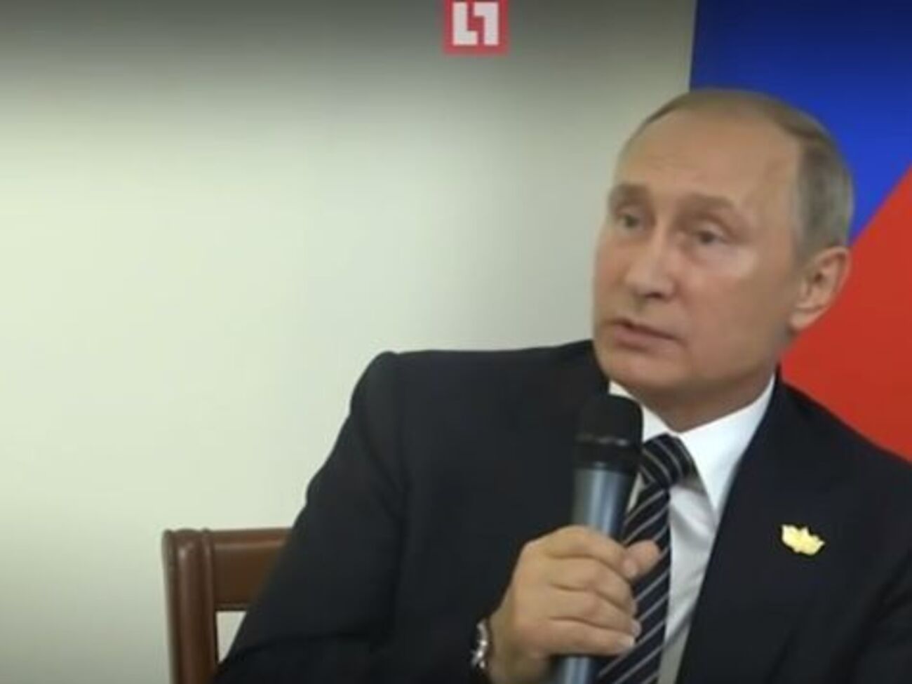 Свет выключился во время рассуждения Путина о "доверительных отношениях"