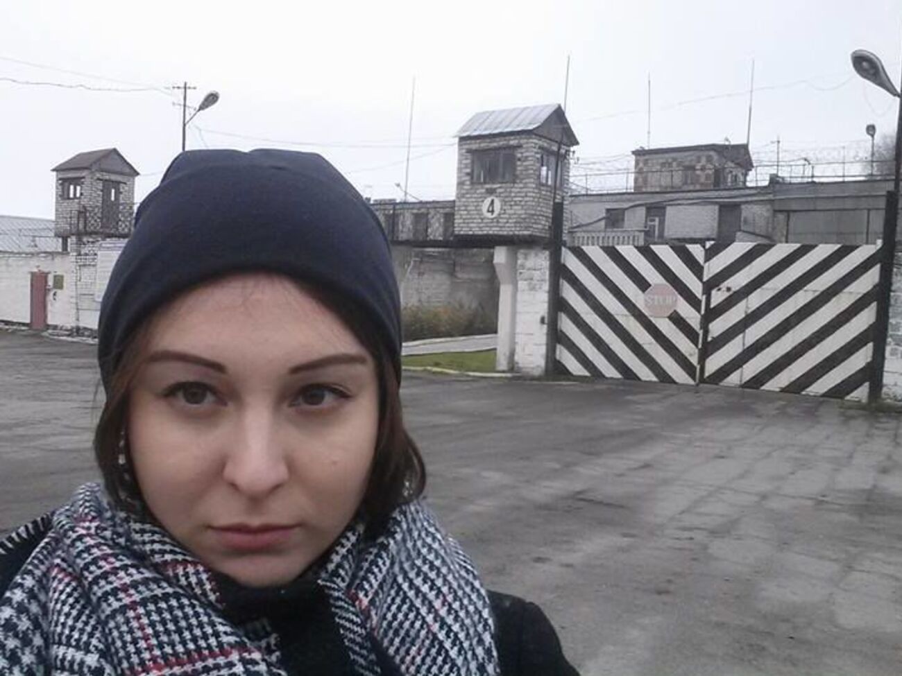 Анастасия Зотова возле входа в колонию&nbsp;Сегежа