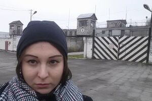 Анастасия Зотова возле входа в колонию Сегежа