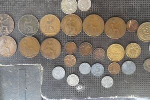У мужчины нашли 28 монет из разных стран