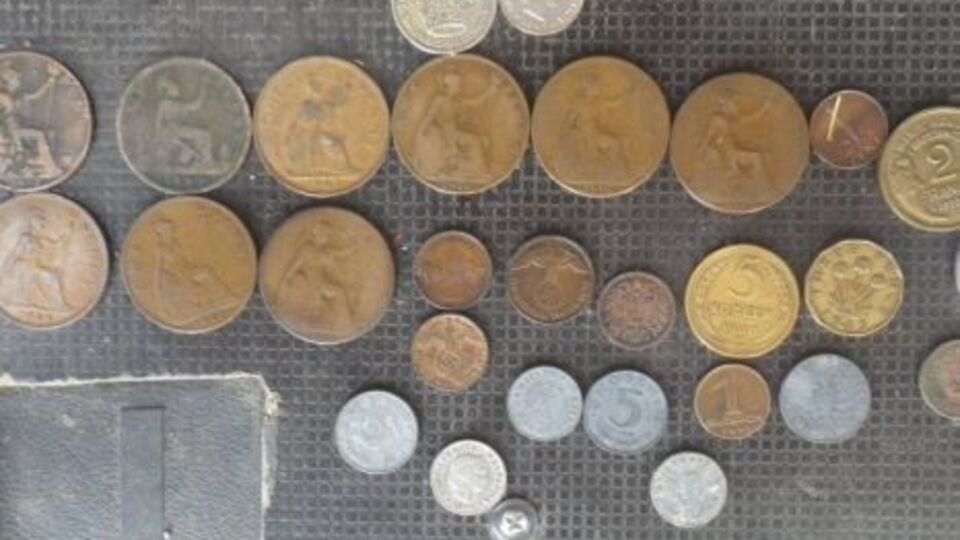 У мужчины нашли 28 монет из разных стран