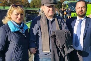 Ирина и Владимир Жемчуговы с консулом Украины