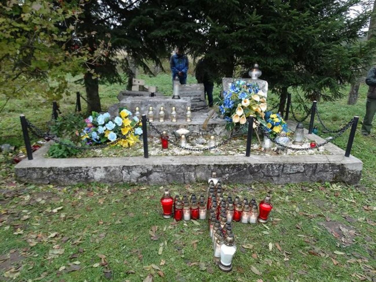 Поляков просят не разрушать могилы и памятники