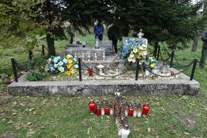 Поляков просят не разрушать могилы и памятники