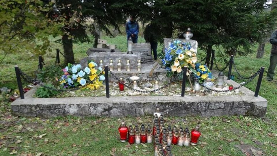 Поляков просят не разрушать могилы и памятники