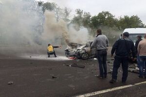 От удара легковой автомобиль загорелся