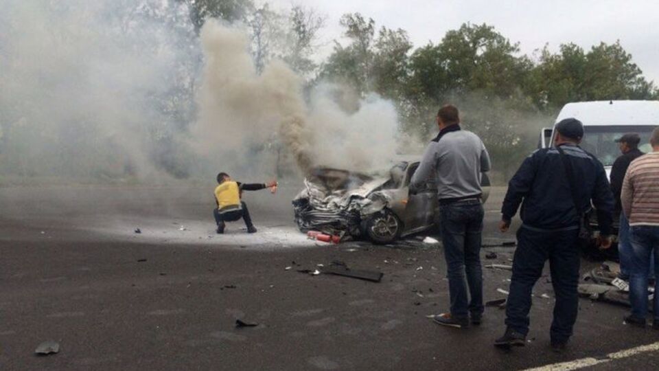 От удара легковой автомобиль загорелся