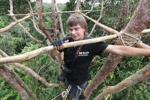 Комаров удачно приземлился с парашютом Каменских