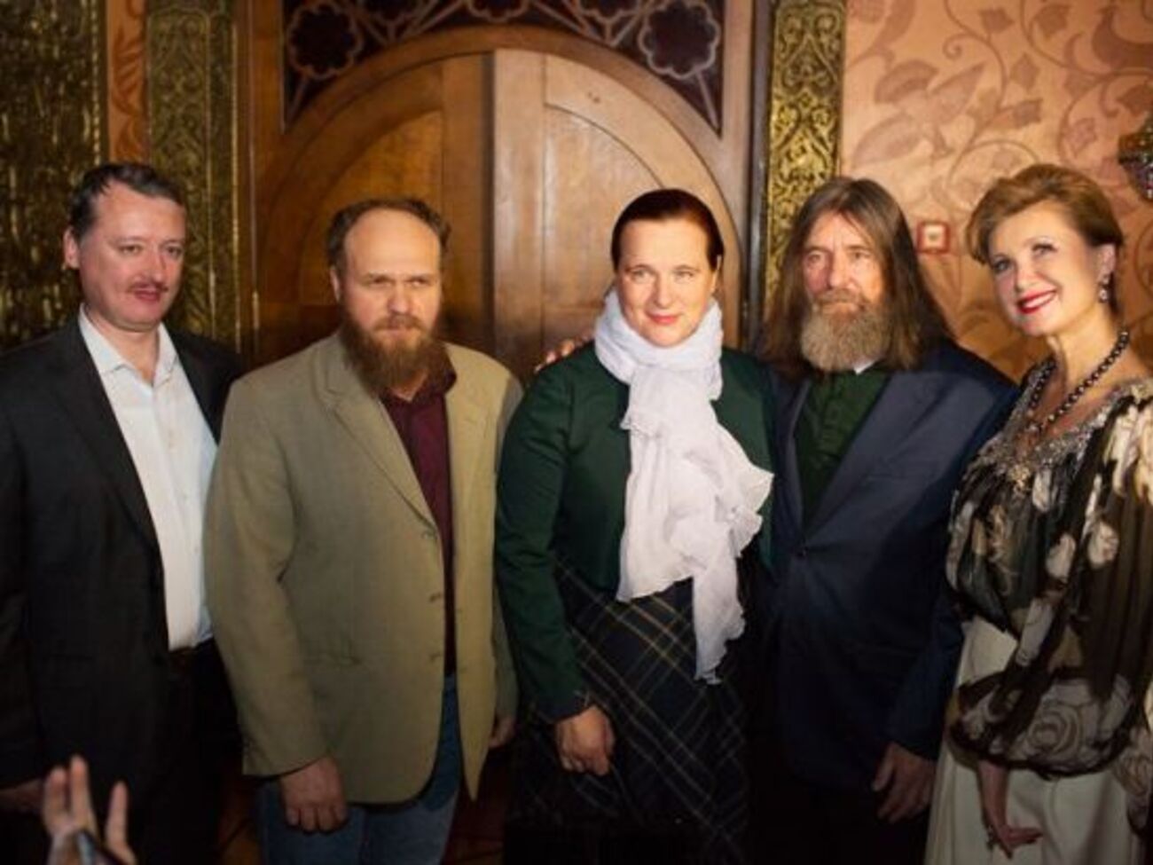 Стрелков (слева на фото) пришел на показ Цыгановой (справа)