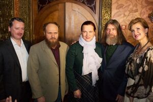 Стрелков (слева на фото) пришел на показ Цыгановой (справа)