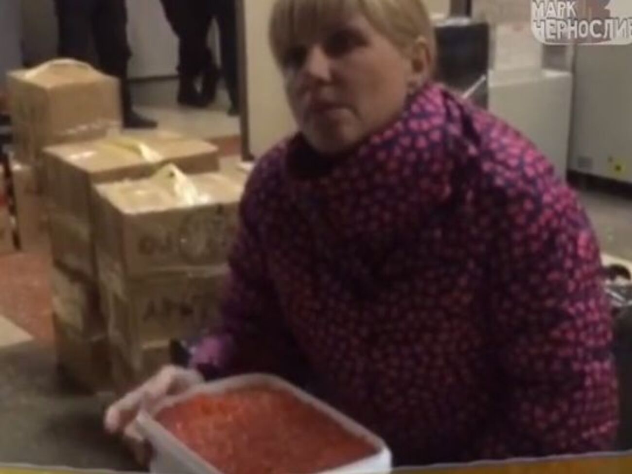 Россиянка ела икру из 10-литрового контейнера