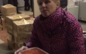 Россиянка ела икру из 10-литрового контейнера