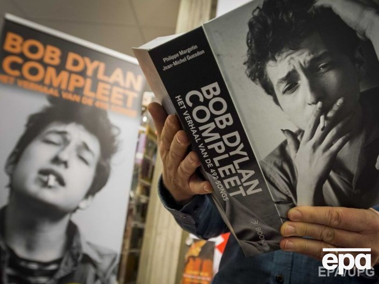 Дилан пока никак не отреагировал на присуждение Нобелевской премии по литературе