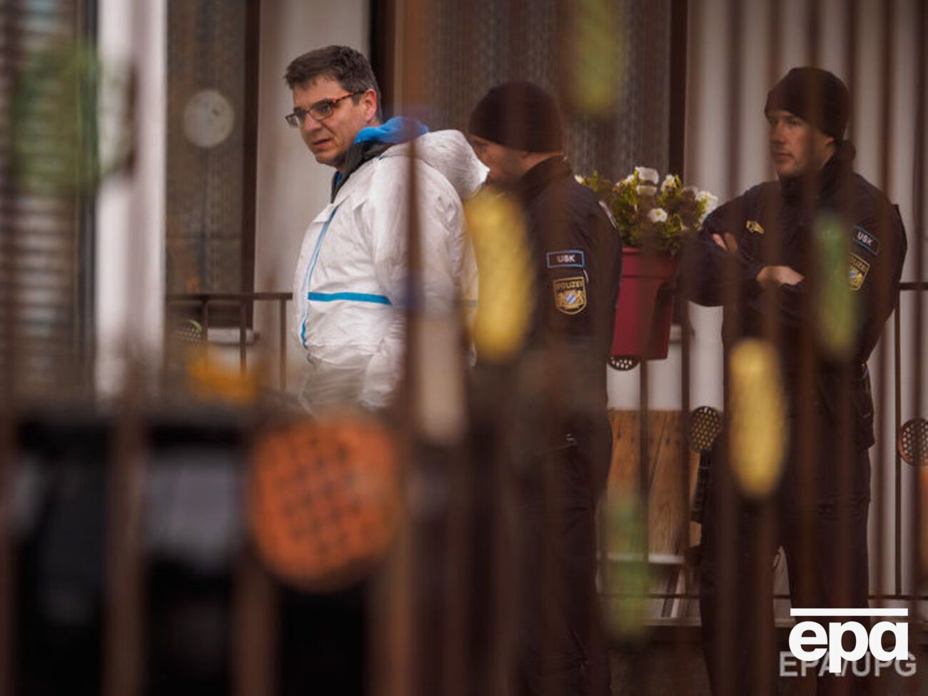 Полиция и эксперты у дома праворадикала, стрелявшего по силовикам