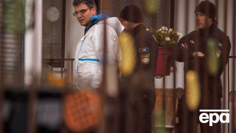 Полиция и эксперты у дома праворадикала, стрелявшего по силовикам