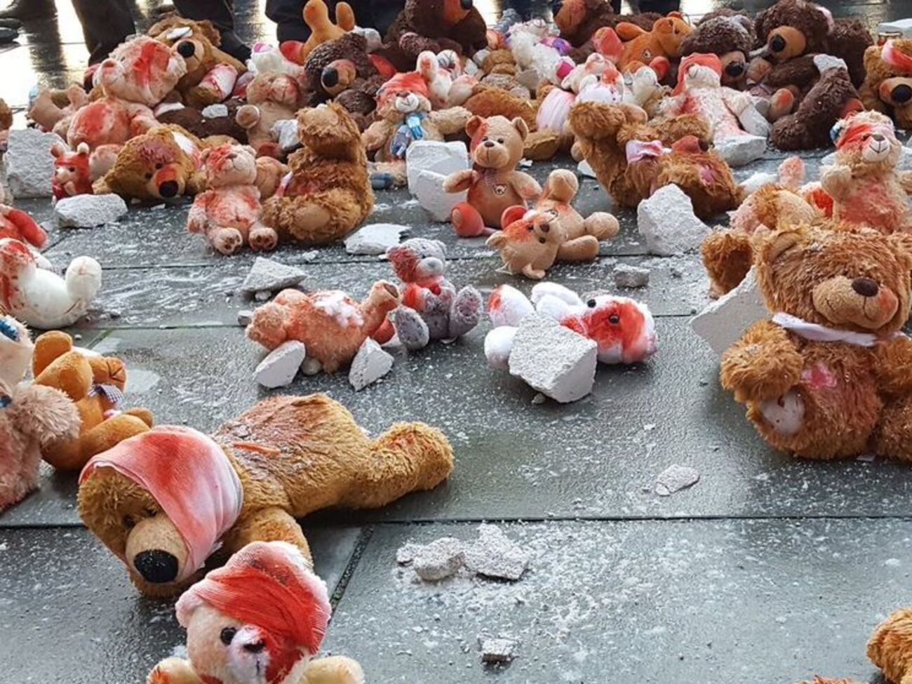 Лидеров "Нормандской четверки" под Рейхстагом "встречали" "окровавленные" медвежата