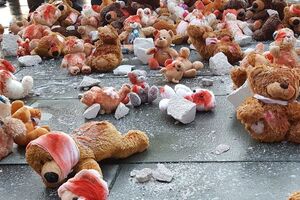 Лидеров "Нормандской четверки" под Рейхстагом "встречали" "окровавленные" медвежата