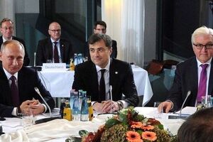 Сурков между Путиным и министром иностранных дел Германии Штайнмайером